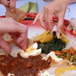 wieso Mahlzeiten jedes Mal besser schmecken, wenn man sie mit den Fingern isst. &Auml;thiopischer Partyservice Bern